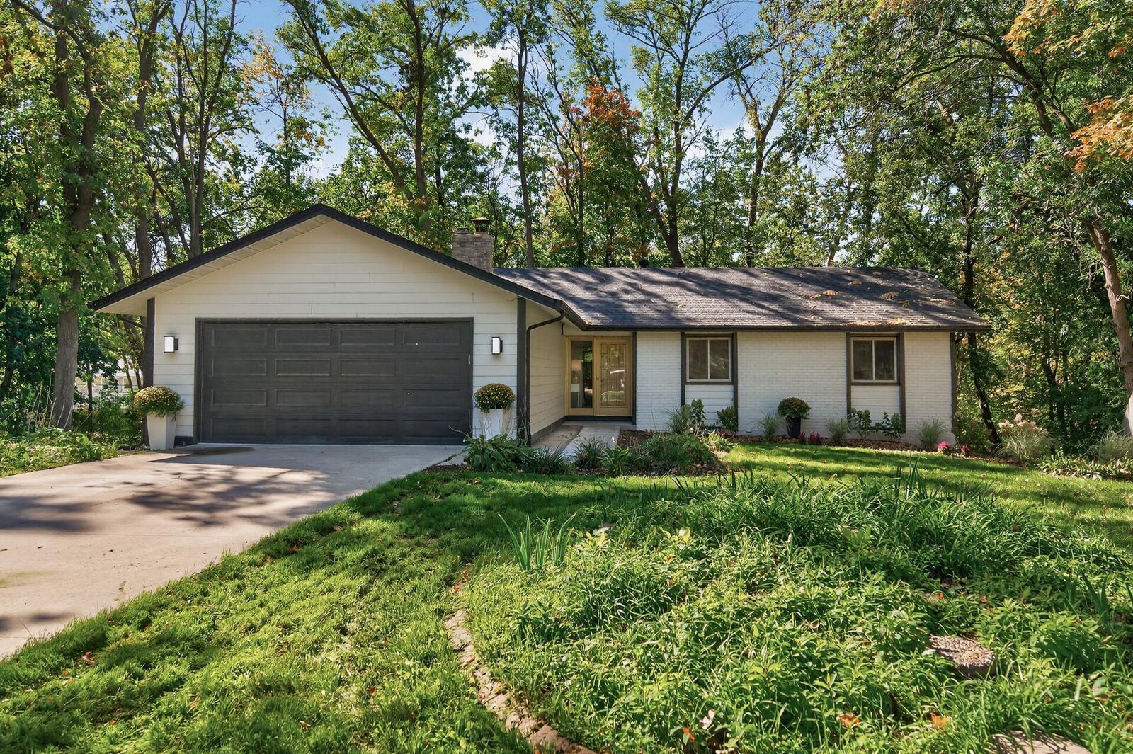 Property Photo: 3225 Wellington Lane N MN 55441