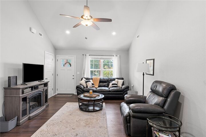 Property Photo: 5 Ettington Lane AR 72714