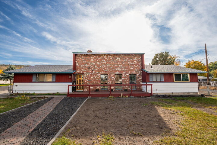 Property Photo:  958 SE 7th Street  OR 97754 