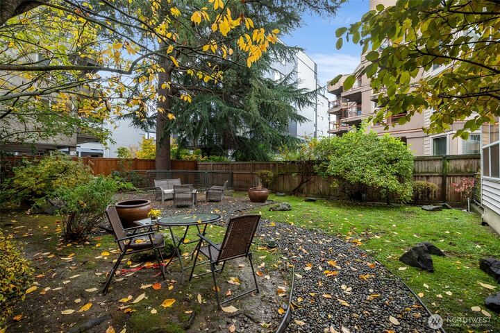 Property Photo: 717 E Denny Way 1A WA 98122