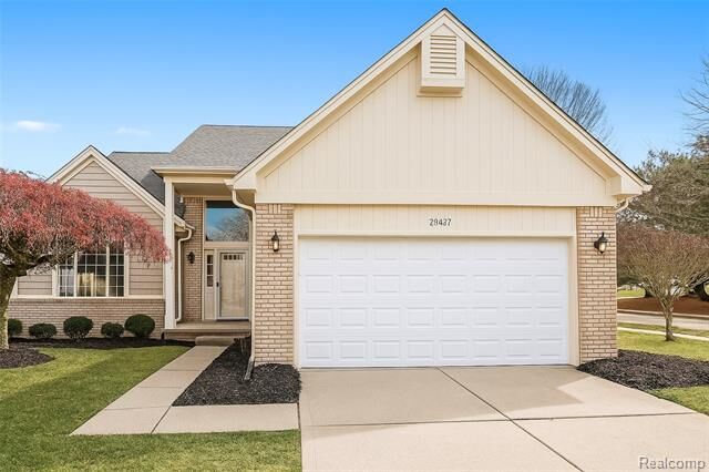 Property Photo:  2545 Chanterell Drive  MI 48083 