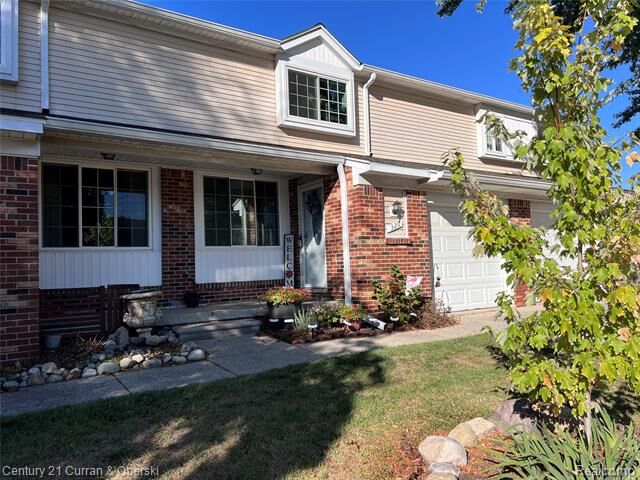 Property Photo: 320 Hampton Ct 33 MI 48178