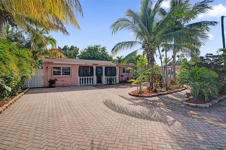 Property Photo:  2519 Bahama Dr  FL 33023 