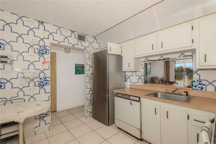 Property Photo: 2800 Somerset Dr 402J FL 33311