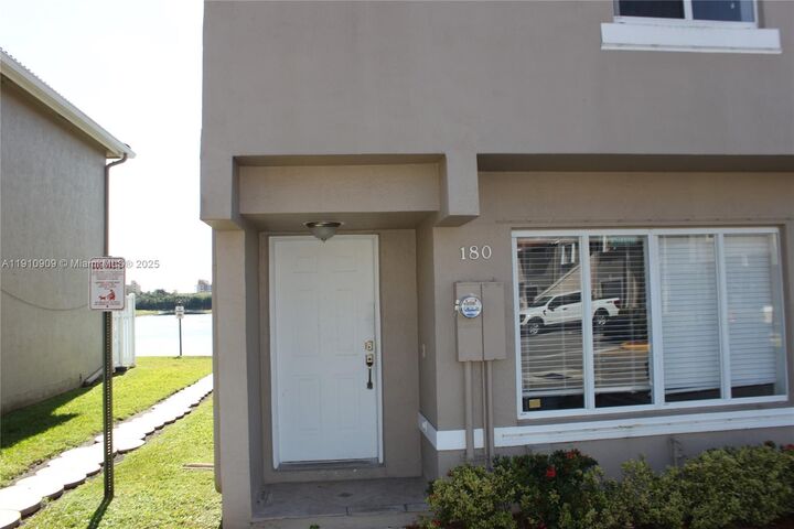 Property Photo: 180 Riviera Cir 30-5 FL 33326
