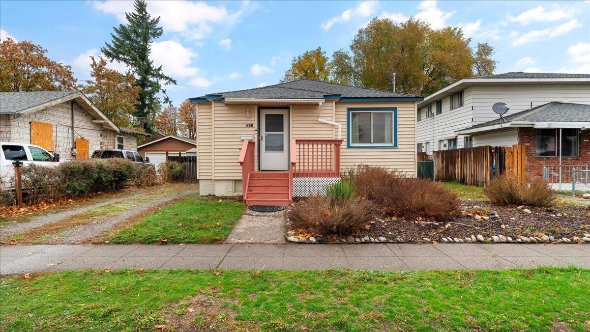 Property Photo: 921 E Lacrosse Ave WA 99207