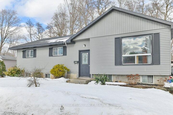 Property Photo:  27 Thurlow Queen Street  ON K0K 2V0 