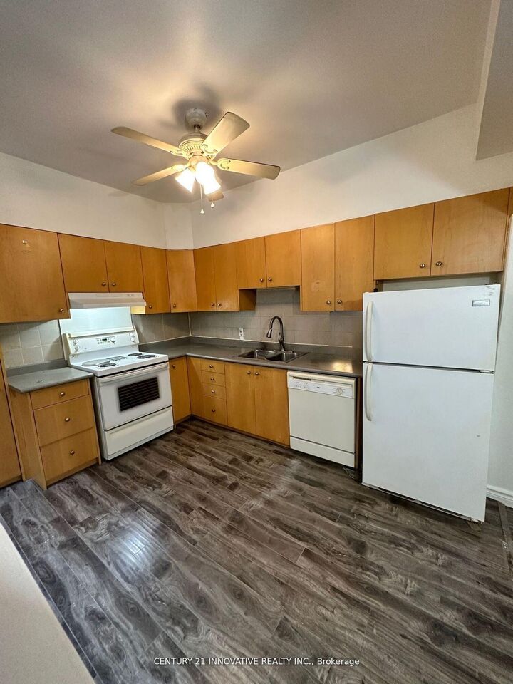 Photo de la propriété:  29 Eldon Avenue  ON M4C 5G2 