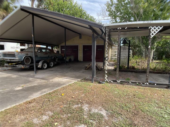 Property Photo:  505 E Oak Street  FL 34266 