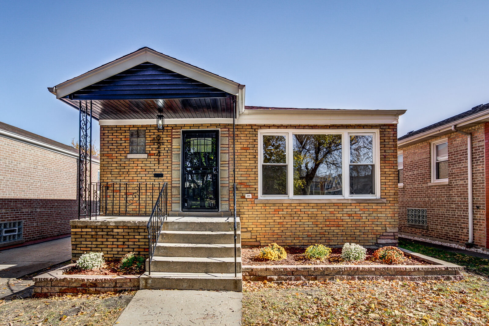 Property Photo:  9241 S Kingston Avenue  IL 60617 