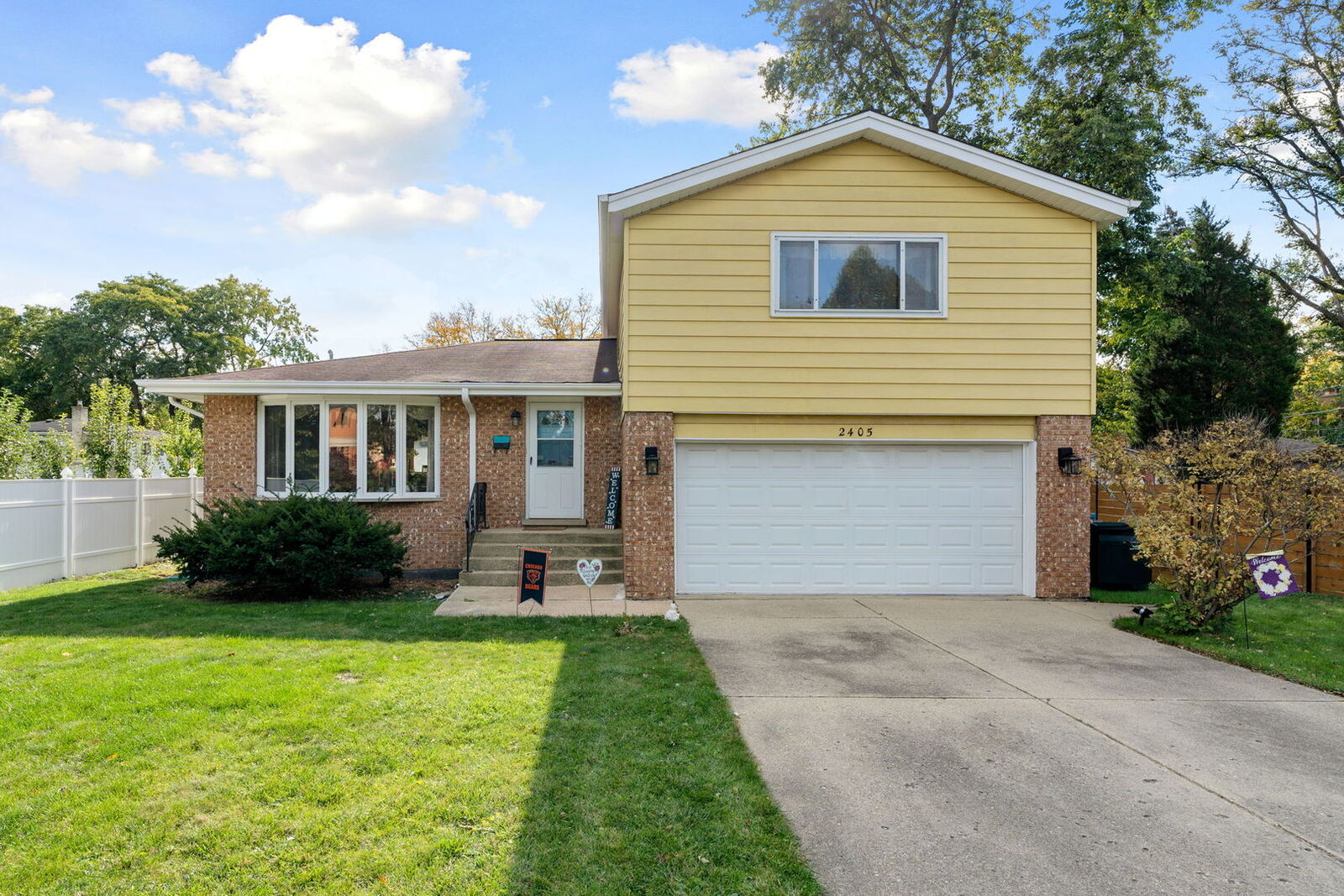 Property Photo:  2405 Avondale Avenue  IL 60068 