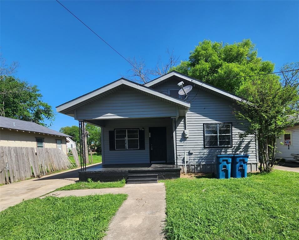 Property Photo:  805 E Palestine Street  TX 76667 