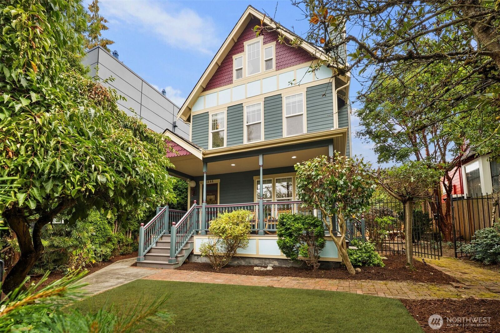 Property Photo:  2446  Queen Anne Avenue N  WA 98109 