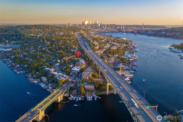 Property Photo:  3121  Franklin Avenue E 24  WA 98102 