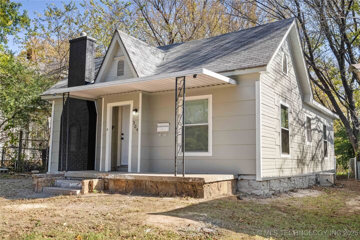 Property Photo:  304 N 11th St  OK 74401 