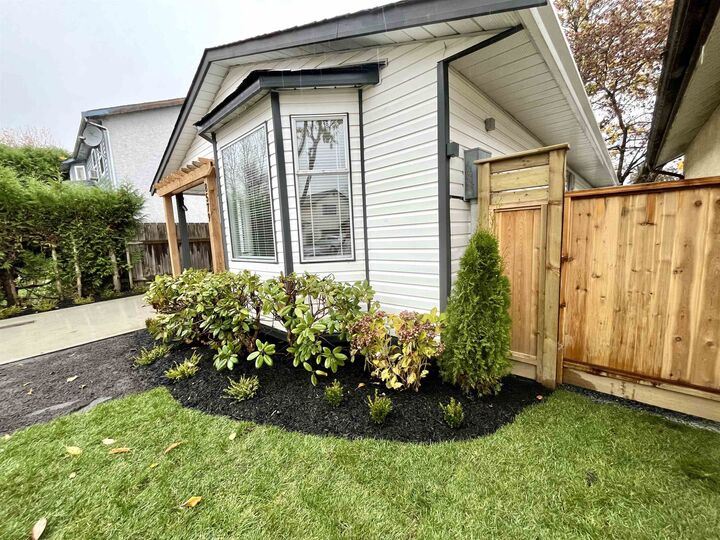 Photo de la propriété:  8579 McCutcheon Avenue  BC V2P 7L3 