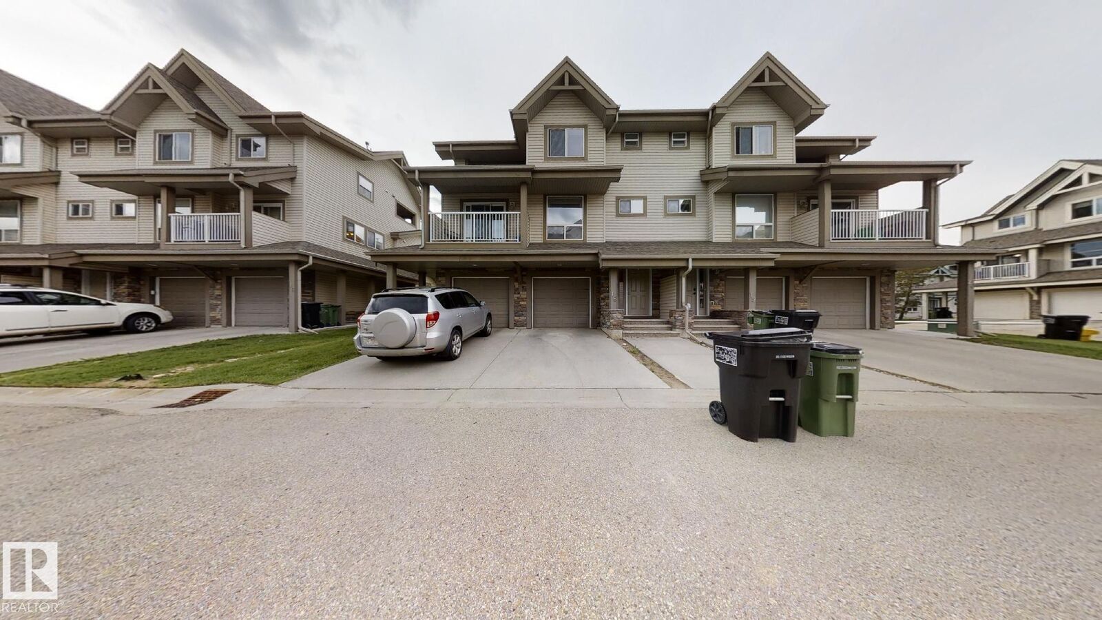 Property Photo: 12050 17 Avenue SW 18 AB T6W 1X4