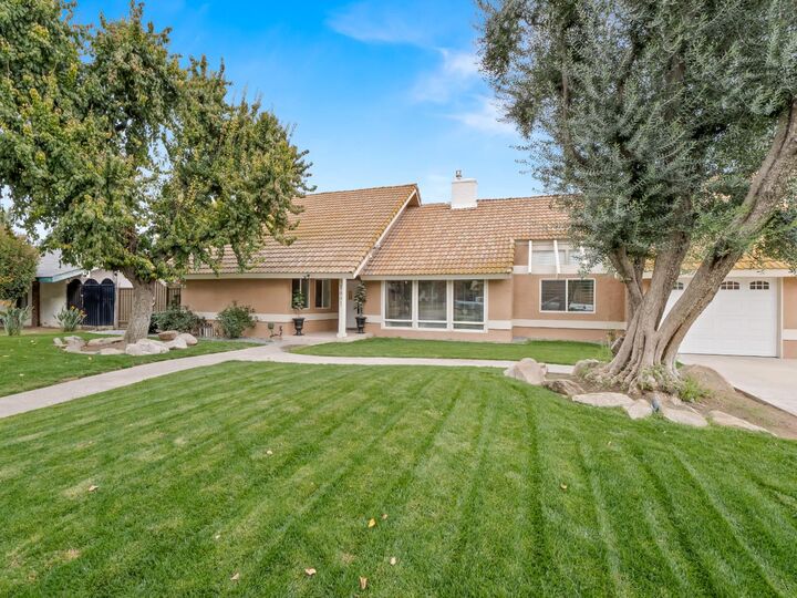 Property Photo: 1691 S Bailey Avenue CA 93727