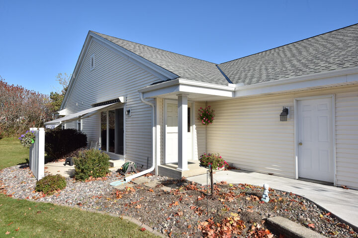 Property Photo:  1875 Woodview Cir  WI 53074 