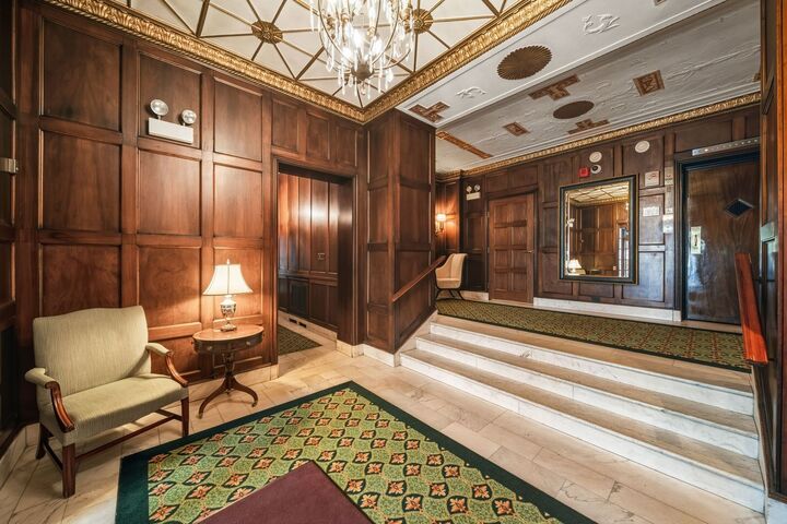 Property Photo: 2912 N Commonwealth Avenue 1A IL 60657