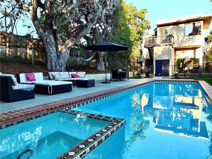 Property Photo:  341 S Meadows  CA 90266 