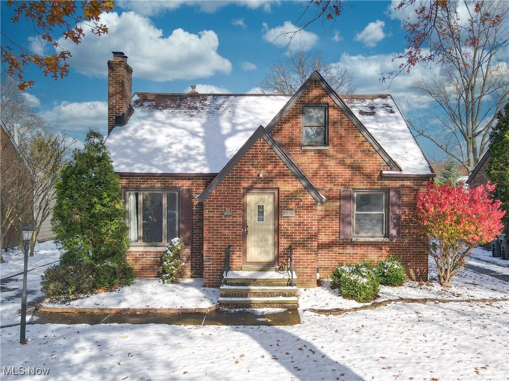 Property Photo:  9516 Elsmere Drive  OH 44130 