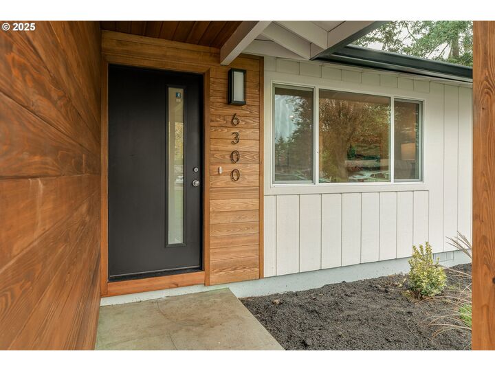 Property Photo: 6300 Shakespeare St OR 97035