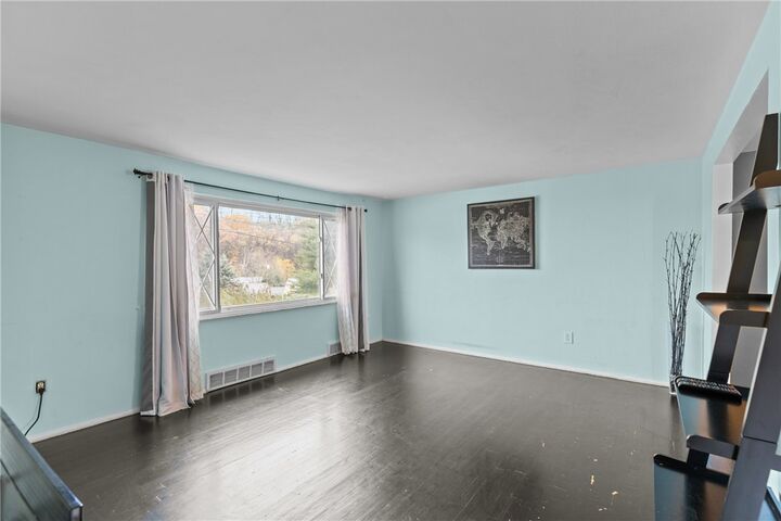 Property Photo: 26 Edinburg Drive PA 15235