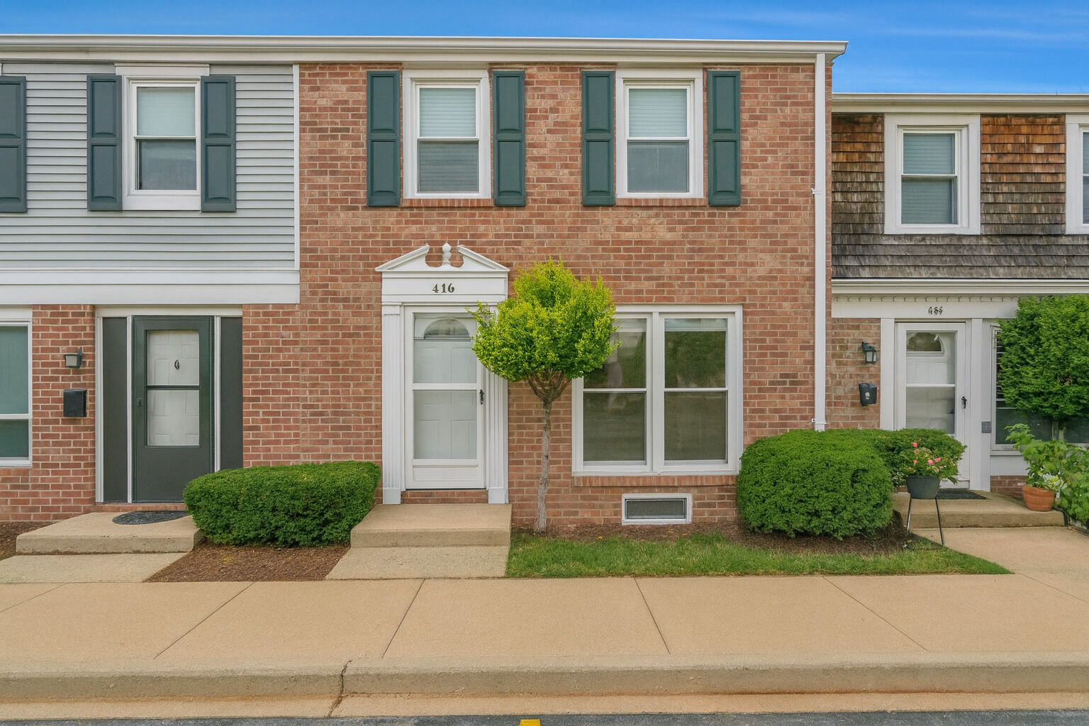 Property Photo: 938 Cardiff Court 938 IL 60194