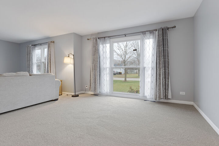 Property Photo: 832 Chestnut Court IL 60152