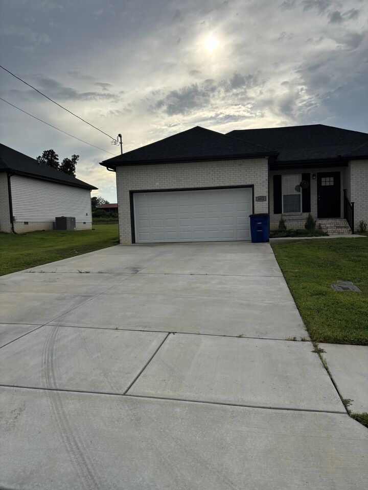 Property Photo: 402 Rose Ln TN 37160