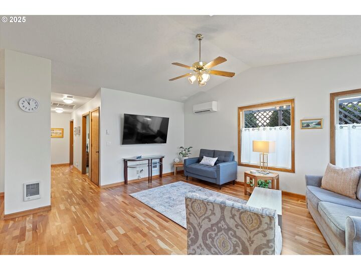 Property Photo: 1420 SW Fairway Dr OR 97394