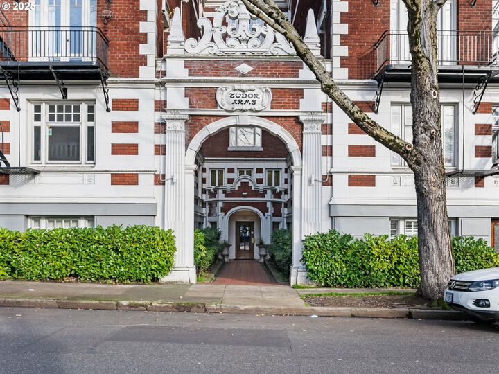 Property Photo: 1811 NW Couch St 407 OR 97209