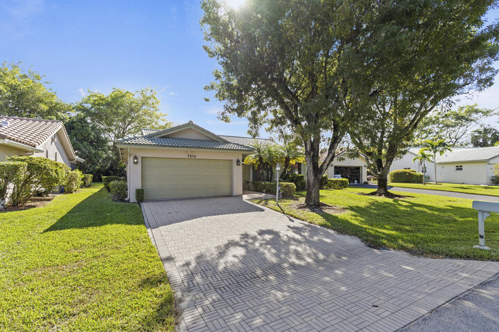 Property Photo:  7974 Cloverfield Circle  FL 33433 