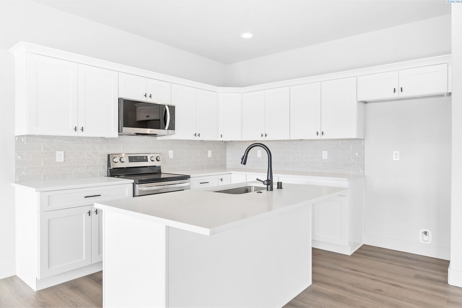 Property Photo:  7547 Grapevine Ct  WA 99353 