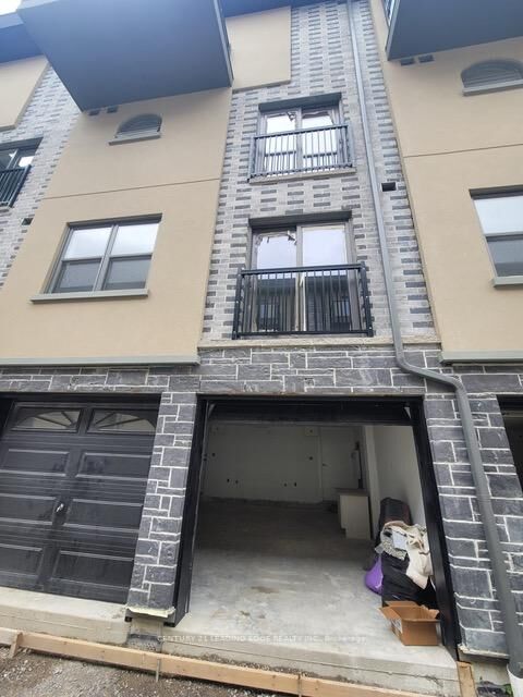 Property Photo: 400 Mary Street 6 ON L1N 2P8