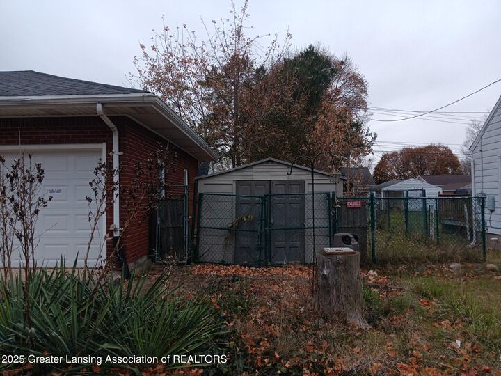 Property Photo:  1007 N Foster Avenue  MI 48912 