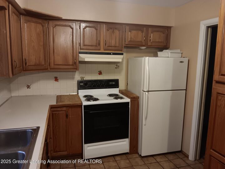 Property Photo:  1007 N Foster Avenue  MI 48912 