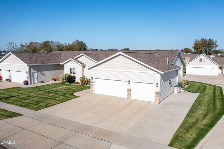 Property Photo:  804 Santa Fe Avenue  ND 58504 