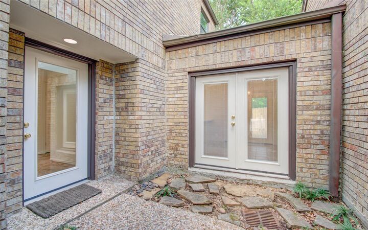 Property Photo: 6 Town Oaks Place TX 77401