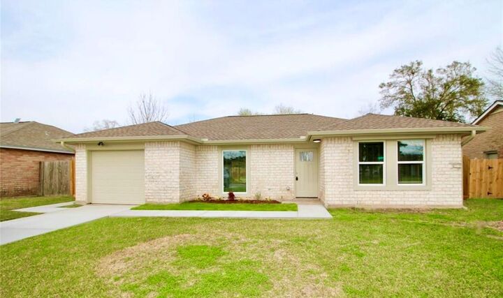 Property Photo: 407 Stadium Lane TX 77546