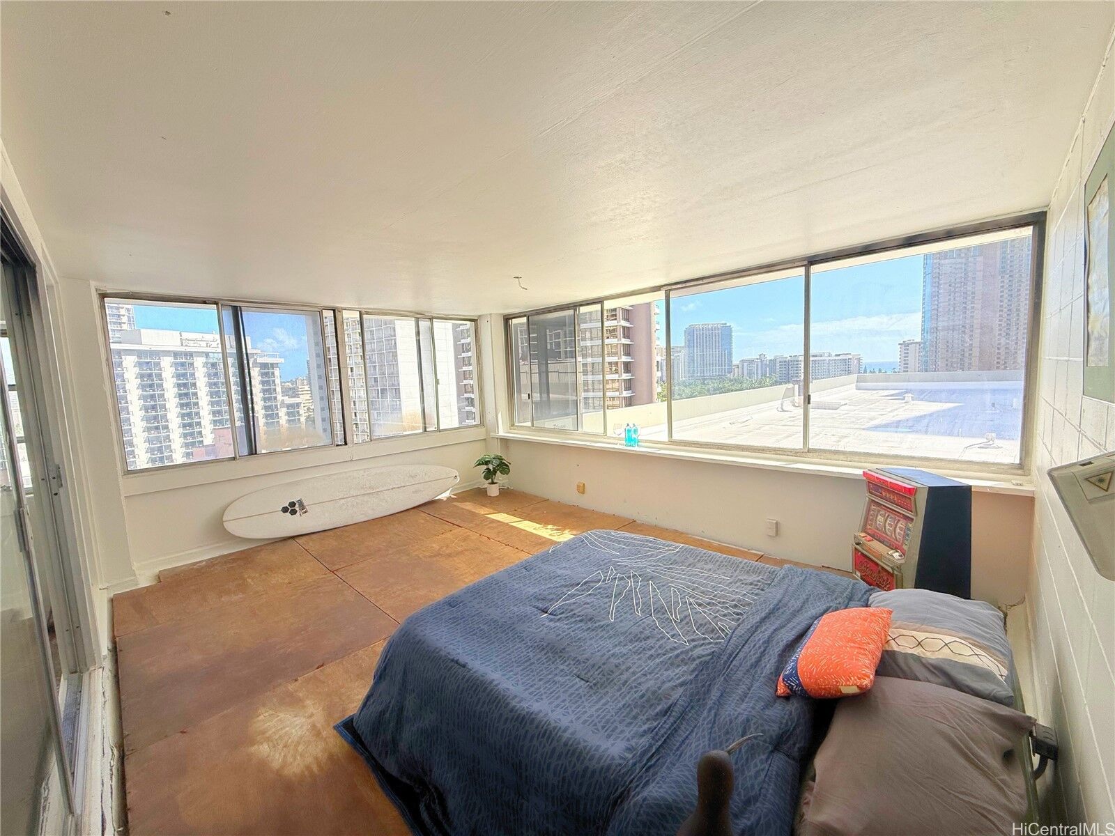 Property Photo:  425 Ena Road 5D  HI 96815 