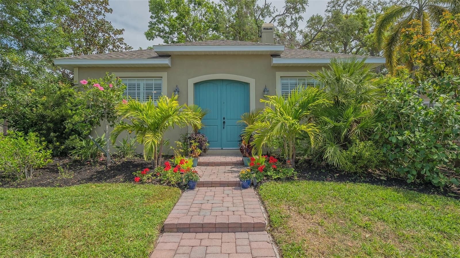 Property Photo:  640 N Osprey Avenue  FL 34236 