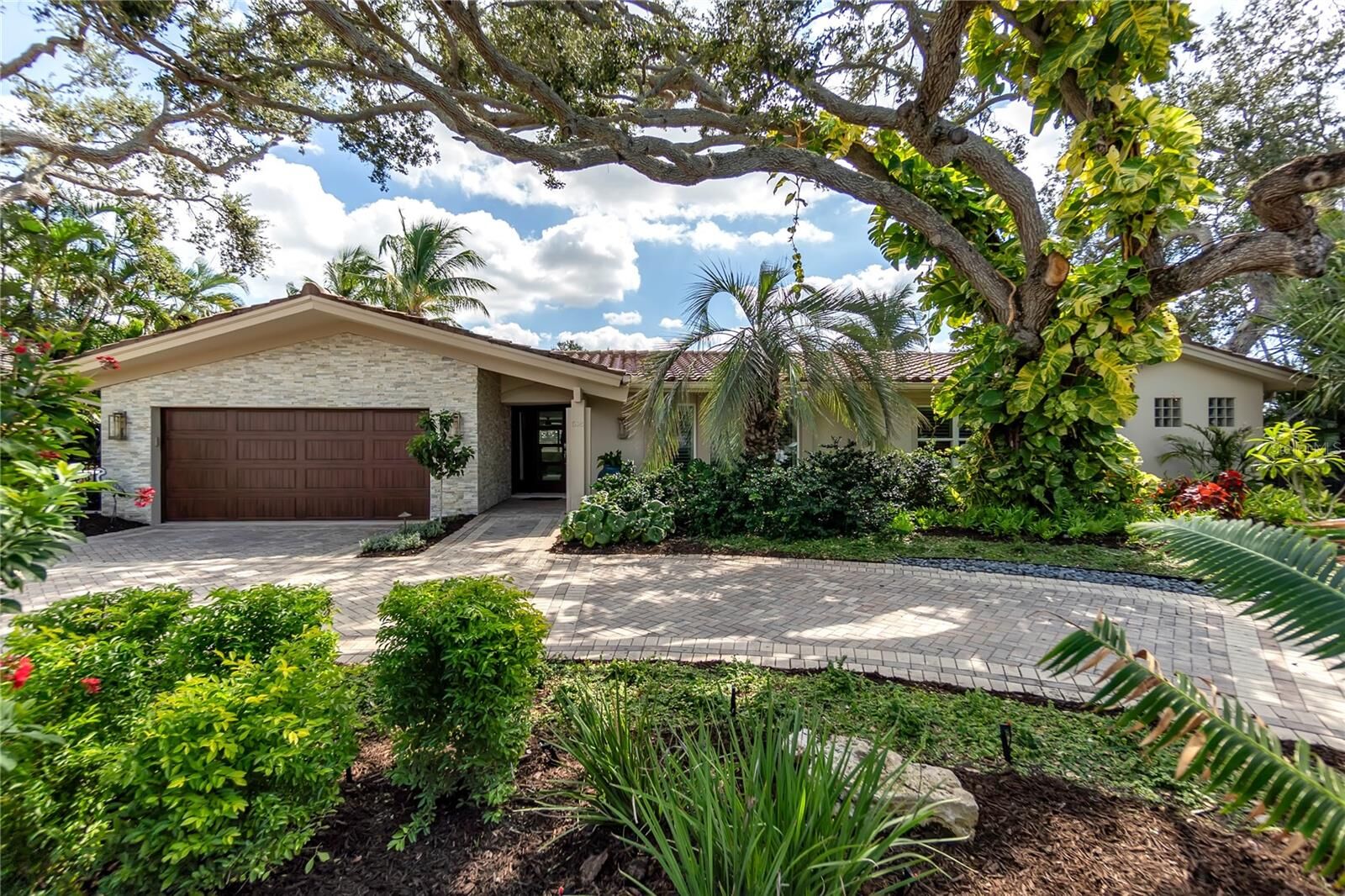 Property Photo: 518 Venice Lane FL 34242