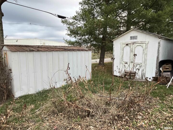 Property Photo:  1000 Dover Street  IL 62801-0000 