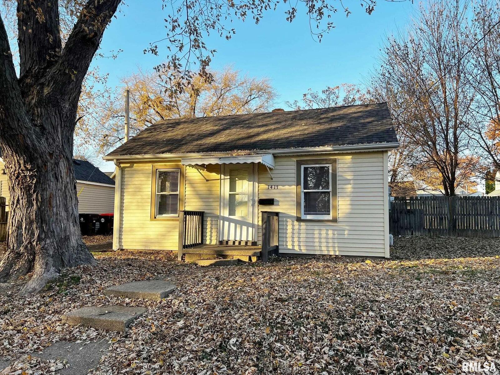 Property Photo: 1411 E Crestwood Drive IL 61614