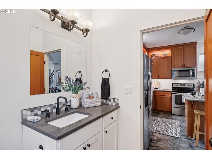 Property Photo: 6443 NE 33rd Ave B OR 97211