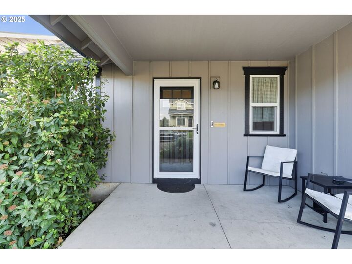 Property Photo:  967 E 16th St  OR 97127 