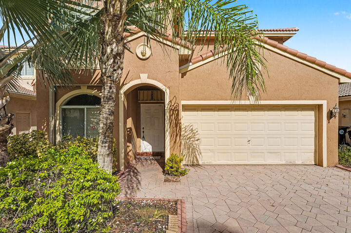 Property Photo:  4015 Banyan Trails Drive  FL 33073 