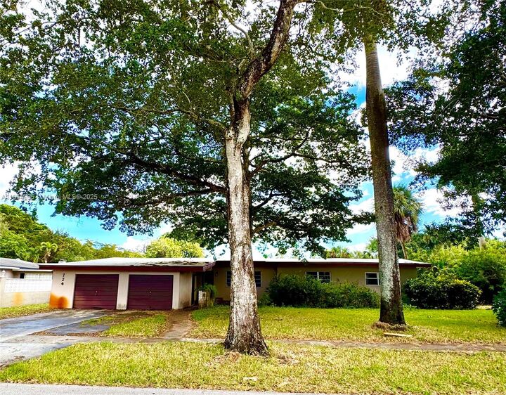 Property Photo:  724 Garden Ct  FL 33317 